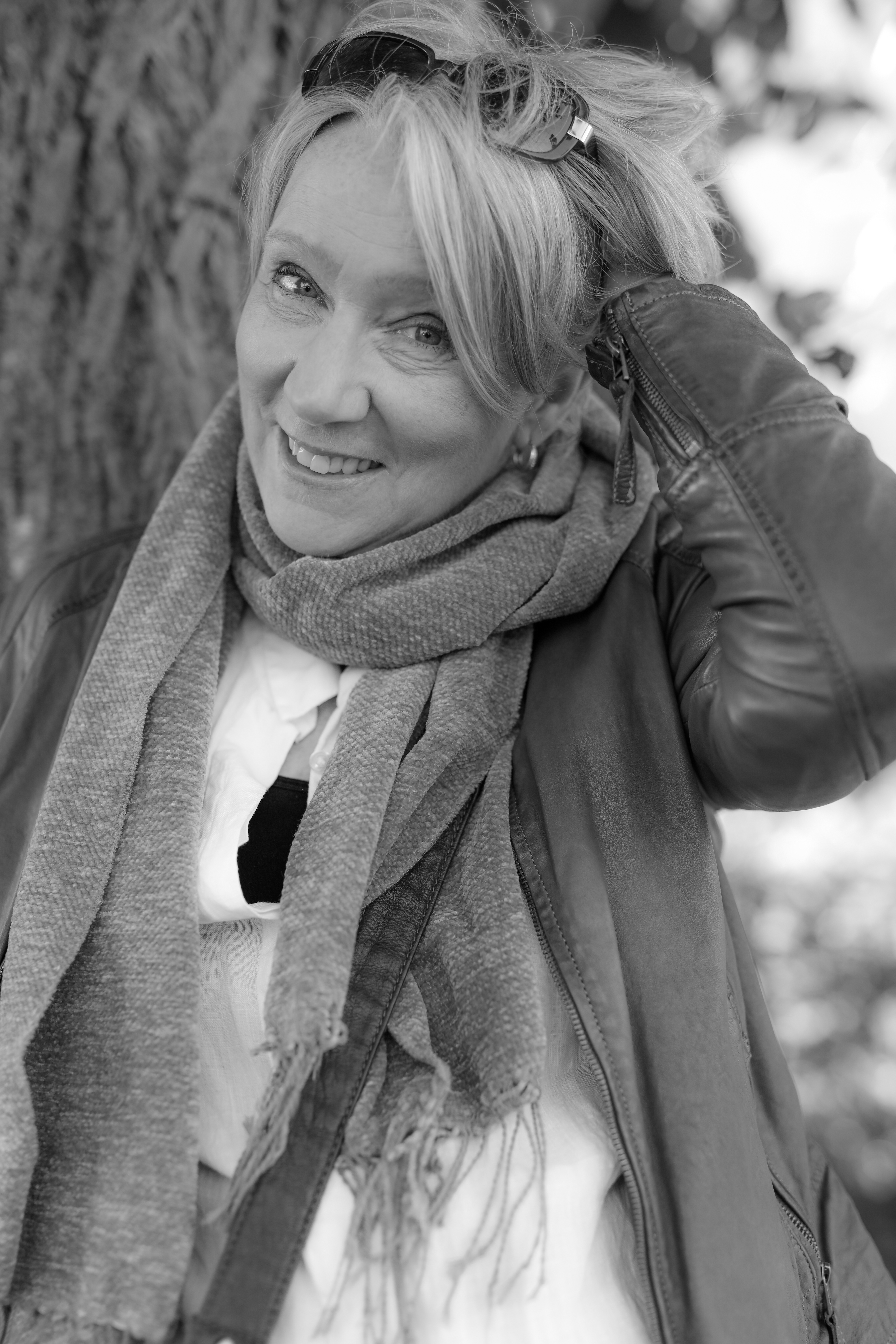 JENNY vid trädet sv/v